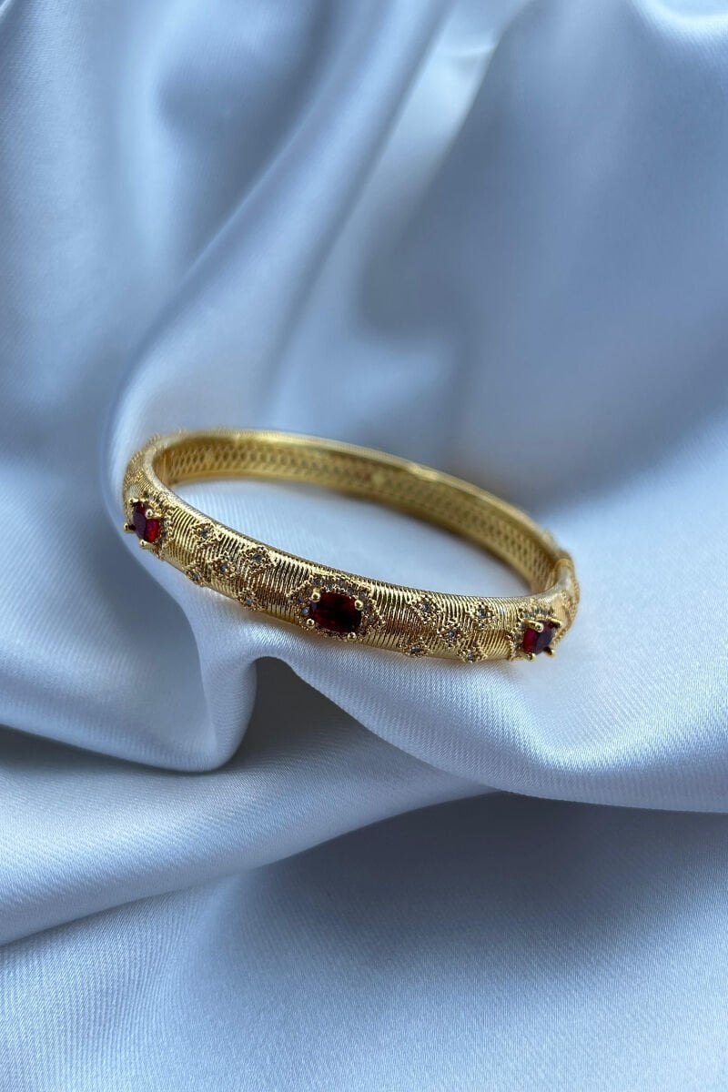 Kırmızı Taş İşlemeli Tasarım Kelepçe